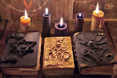Wicca Bücher auf einem Altar